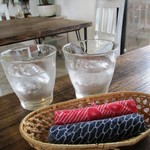 島茶家 ヤッカヤッカ - お水とおしぼり