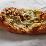 ブズワン - 小松菜とベーコン、全粒粉100%のパン