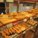 神戸屋ブレッズ - お店の中には買ったパンを食べれるコーナーもありランチ時だったのでお客様で賑わっていました。