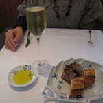 モデスト - スプマンテ、パン、オリーブオイル