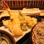 味奈登庵 - つけ天そばには、海老天ぷら、いか天ぷら、かぼちゃ天ぷら、おくら天ぷらが！