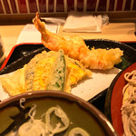 味奈登庵 - 海老天ぷら、いか天ぷら、かぼちゃ天ぷら、おくら天ぷら。  
      充実の天ぷら盛り合わせ