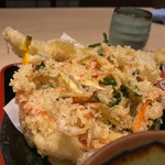 味奈登庵 - メニューのシャシンではそれほど大きく見えなかったかき揚げ天ぷらだが、実物は高さもあり、かなりのボリューム。