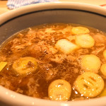 味奈登庵 - 温かいつゆに牛肉とねぎ。  
      牛肉がつゆに旨味を加えてくれており、好印象。
      つい七味唐辛子を加えたりしてね。  
      それもまた良し