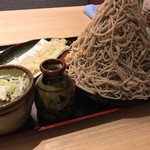 味奈登庵 - もりそば富士山盛り＋穴子天ぷら！  富士山盛りを注文すると、つゆも増える。  ま、大盛りの倍近い量だからね。  足りなくなるわけで。