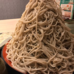 味奈登庵 - #食べログ的に撮るとこうなる。  シャシンからはみ出す非常事態。二郎基準で小より多く、大と同程度って感じかも。冷たいそばはラーメンより食べやすいが、終盤は飽きてくることもあって、辛いね
