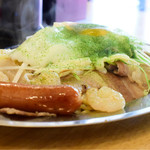 鉄板家シュウ - 塩焼きそば イカ＆エビ入り・中盛＠税込850円：イカ不足につき、イカの代わりにソーセージ