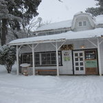 赤い屋根の喫茶店 駅舎 - 雪の中