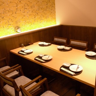 【個室6名様×2】落ち着きのある店内は高級感漂う大人の空間。