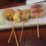 呑兵衛 - 串揚げ-トロトロ煮豚・トマトチーズ・牛・レアマグロ