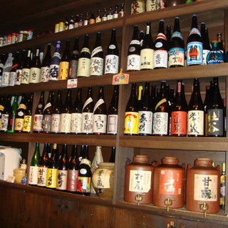 約100種類の焼酎が並びます