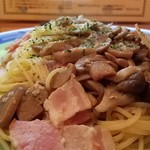 パスタハウス フジヤ - ベーコンときのこはガーリックソースです