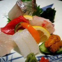 味あら井 - 刺身 　しまあじ、マグロ、平目、アオリイカ、あか雲丹、ころ鯛（鯛最上品とのこと！）豊後水道