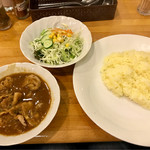 バラカリ(豚バラ肉香辛料焼き)サラダ、ライス付き900円