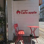 Kafe apple - 外のベンチ