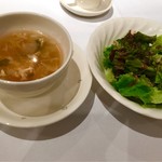 桃谷樓 - スープとサラダ   ドレッシングもゴマだれで好きな味(*^_^*)