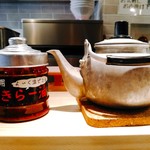 らー油肉つけうどんの南哲 - うどんを茹でたうどん湯は小さなやかんでの提供。