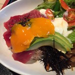 砂漠楼 - 鮪とアボカドのっけ丼1,000円