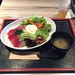 砂漠楼 - 鮪とアボカドのっけ丼1,000円