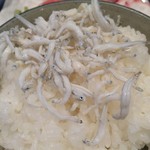 魚盛 - ★本日のランチ（刺身 まぐろ・平目・いわし・たこ盛合せ・850円)★しらす振り掛けました(^_^)/