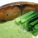 レストラン メルキュール - 鰆の瞬間燻製⇐小松菜のソース