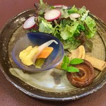 ジャム cafe 可鈴 - 筍と椎茸のバター焼＆グリーンサラダ＆自家製ピクルス