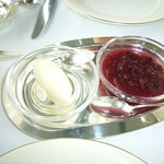 ピーク・ラウンジ - スコーンにつけて頂きます。