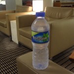 The Bridge - ソファーとミネラルウォーター