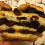 柳屋洋菓子店 - ぶどうパンの断面図