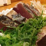 魚頭大熊 - とろ鰹の塩たたき　ネギに埋もれているものもあります。