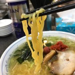 ラーメン 前田家 - 中太縮れ麺はもちもちっとした食感‥スープとの相性は抜群♡