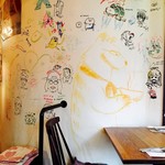 TABERNA YUKI - 壁のイラストが可愛い…！クマが座っています。