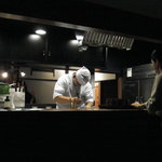 里の湯 和らく - 細い箸で、注意深く盛り付け。