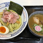 麺や 庄の - 濃厚特製つけ麺 1,050円 麺側には、味玉、穂先メンマ、チャーシュー（真空低温調理）、ノリが入り。スープ側には、チャーシュー、ネギ、ナルトが入ったコスパいい逸品。味もスープが引き立つように控え目。