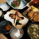 翁 - 松1500円  かつお刺身、とんかつ、鰆照焼、ご飯、味噌汁、お新香、甘味