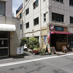 寿司幸 - バーガー屋の角が目印。