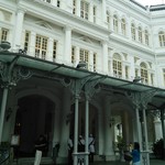 Raffles Hotel Shops - ラッフルズホテル。コロニアル建築の白亜の建物が美しい。