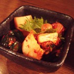 炭火焼肉 たけのうち - キムチ盛り合わせ