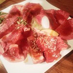 炭火焼肉 たけのうち 本店 - 特上かるび、特上ロース、うすぎり上かるびの盛り合わせ