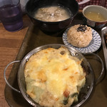 くう食堂 - メインのポテトグラタン、玄米ごはん