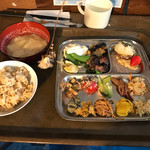 くう食堂 - 翌日のよくばりプレート、メインは牛煮込み