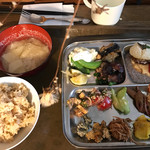 くう食堂 - 前日に比べるとおかず、メインが小さめ？