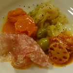 コクのあるトマトソースが合う蓮根のトマト煮、サラミやキャベツオイルマリネなど