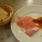 お代わりのアペリティーボ、サービスの熱々フォカッチャ