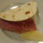 伊ラヴェンナで有名なピアディーナにパルミジャーノとサラミのシンプルな旨さ（中身が見えるよう引き出しました）