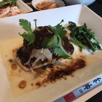 神田 雲林 - 主菜の小柴産スズキの黒豆トウチ蒸し空芯菜添え。