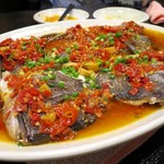 本格湖南料理 李厨 - 剁椒鱼头（多種唐辛子と魚頭の蒸し料理）