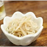 七輪ホルモン焼きもつ鍋 まことや  - モヤシのお浸し　180円　ナムル風と完全にかぶった…