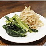 七輪ホルモン焼きもつ鍋 まことや  - ナムル風小松菜ともやし　350円　さっぱりとしたお浸しです。