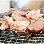 七輪ホルモン焼きもつ鍋 まことや  - 豚ハツ元と中落ナンコツ盛　450円　肉厚なのでよーーく焼いてもプリプリです♪